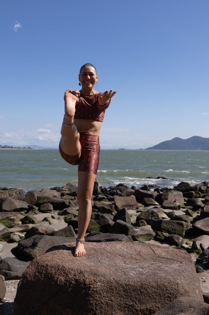 Brunah Wagner — Fundadora do Ponto de Luz Yoga em postura de equilíbrio e força consciente